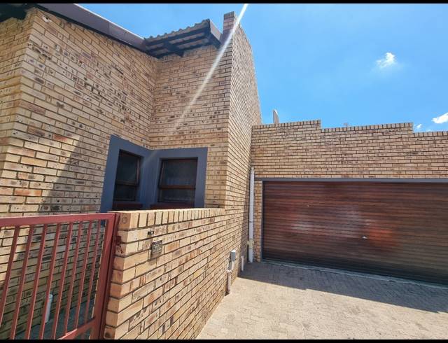 2 BEDROOM TOWNHOUSE TO LET IN VANDERBIJLPARK SW 5